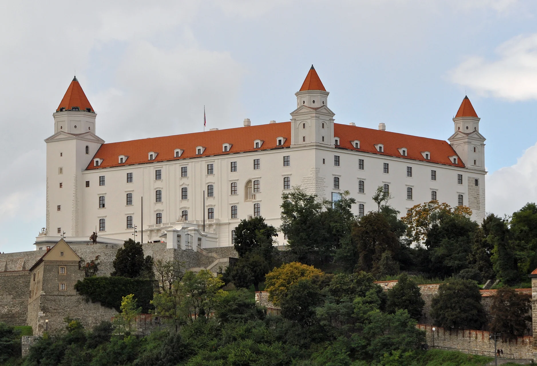 Lâu đài Bratislava cổ kính với bốn tháp nhọn màu đỏ trắng uy nghi trên đỉnh đồi nhìn ra dòng sông Danube tại thủ đô Slovakia