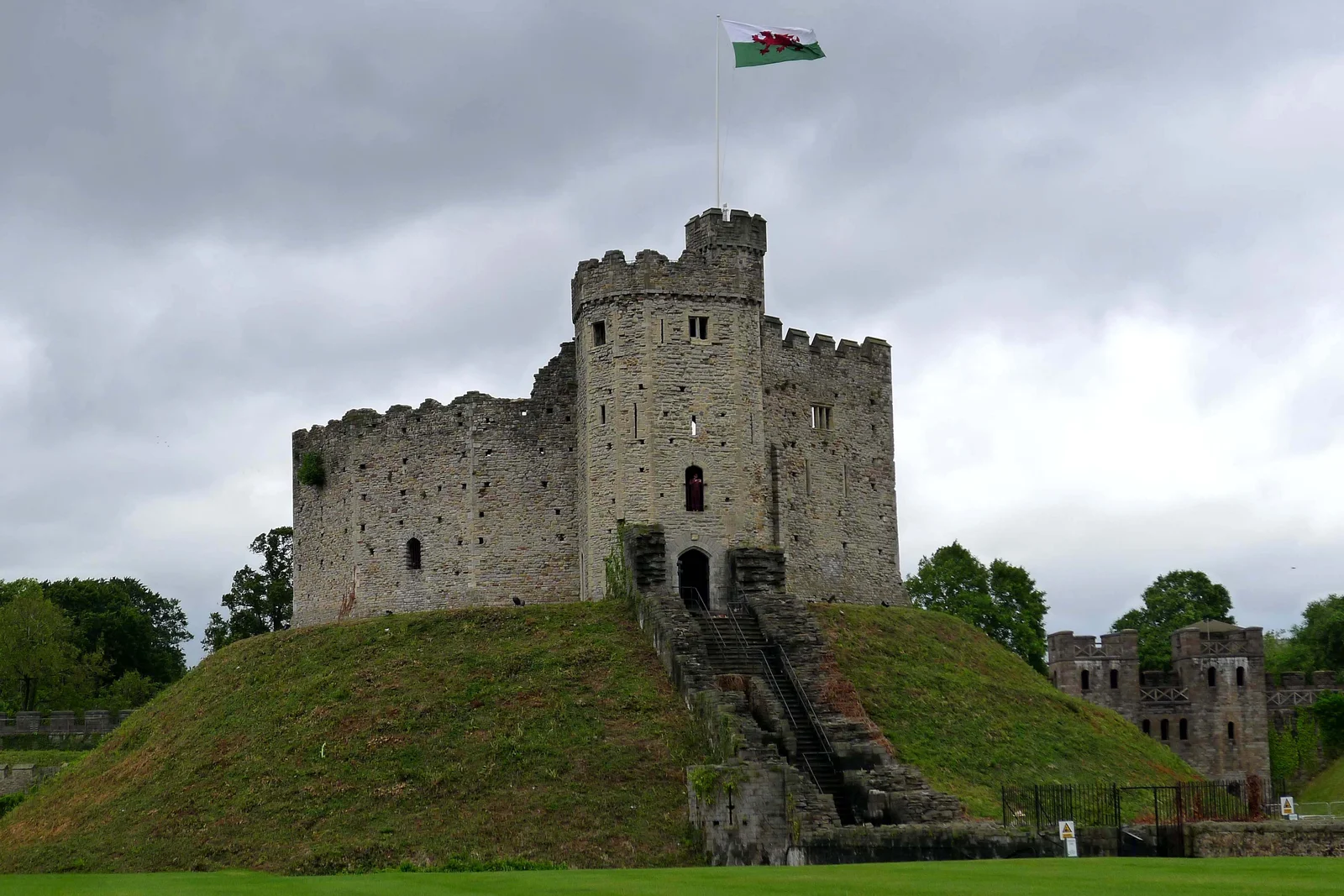 Tòa thành cổ Norman Keep bên trong quần thể Lâu đài Cardiff Castle hơn 2000 năm lịch sử tại xứ Wales