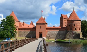 Lâu đài cổ tích Trakai Island Castle bằng gạch đỏ thế kỷ 14 soi bóng xuống mặt nước hồ Galve trong veo tại Lithuania
