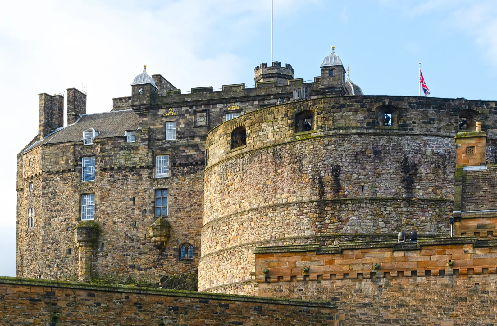 Lâu đài cổ kính Edinburgh Castle tọa lạc trên sườn đá núi lửa Castle Rock uy nghi tại thủ đô Edinburgh Scotland