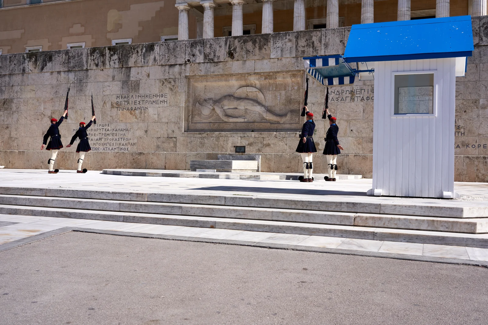 Nghi thức đổi gác trang trọng của đội lính danh dự Evzones tại Quảng trường Syntagma Athens
