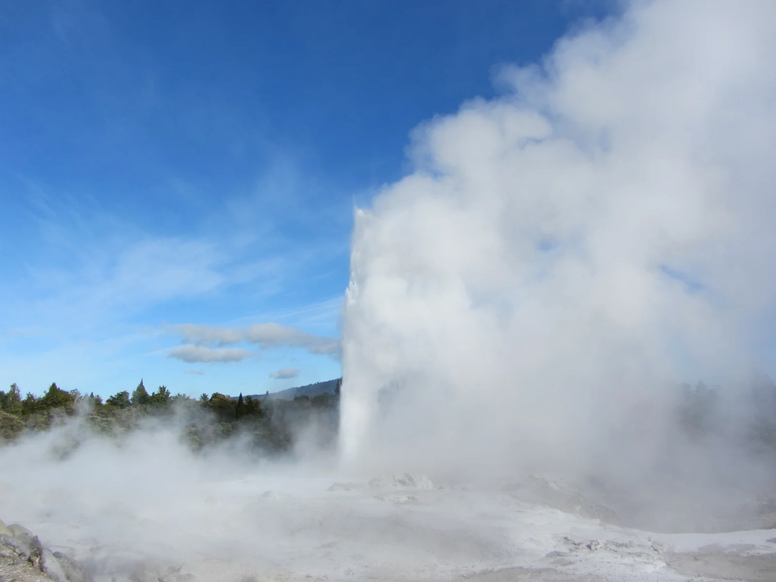 Mạch nước ngầm địa nhiệt Pohutu Geyser phun trào cột nước nóng cao hơn 30 mét giữa thung lũng đá Te Puia Rotorua