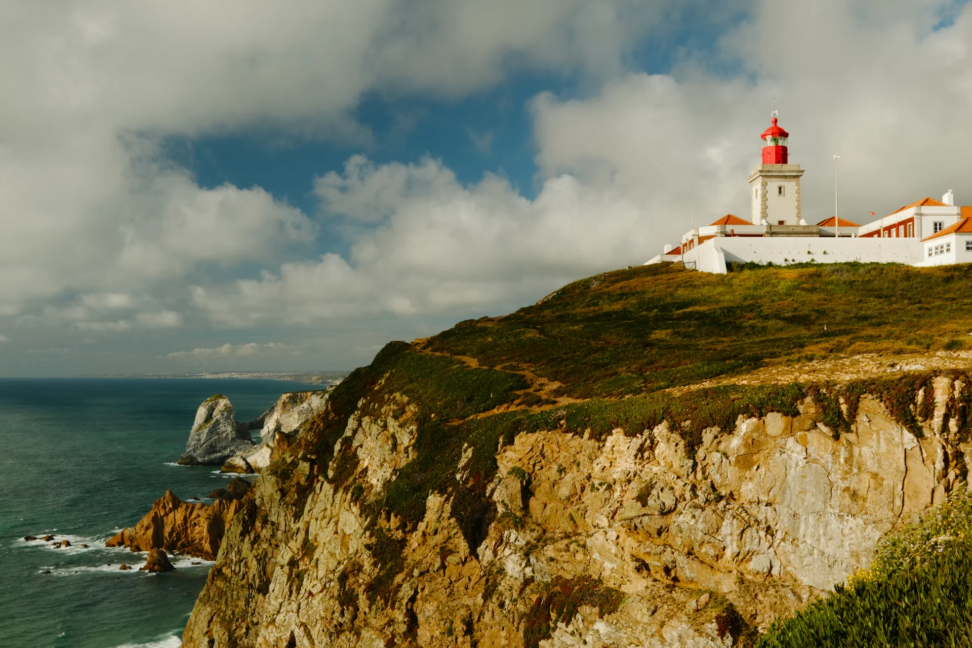 Ngọn hải đăng trắng đỏ hiên ngang trên vách đá Mũi Cabo da Roca điểm cực Tây của lục địa châu Âu