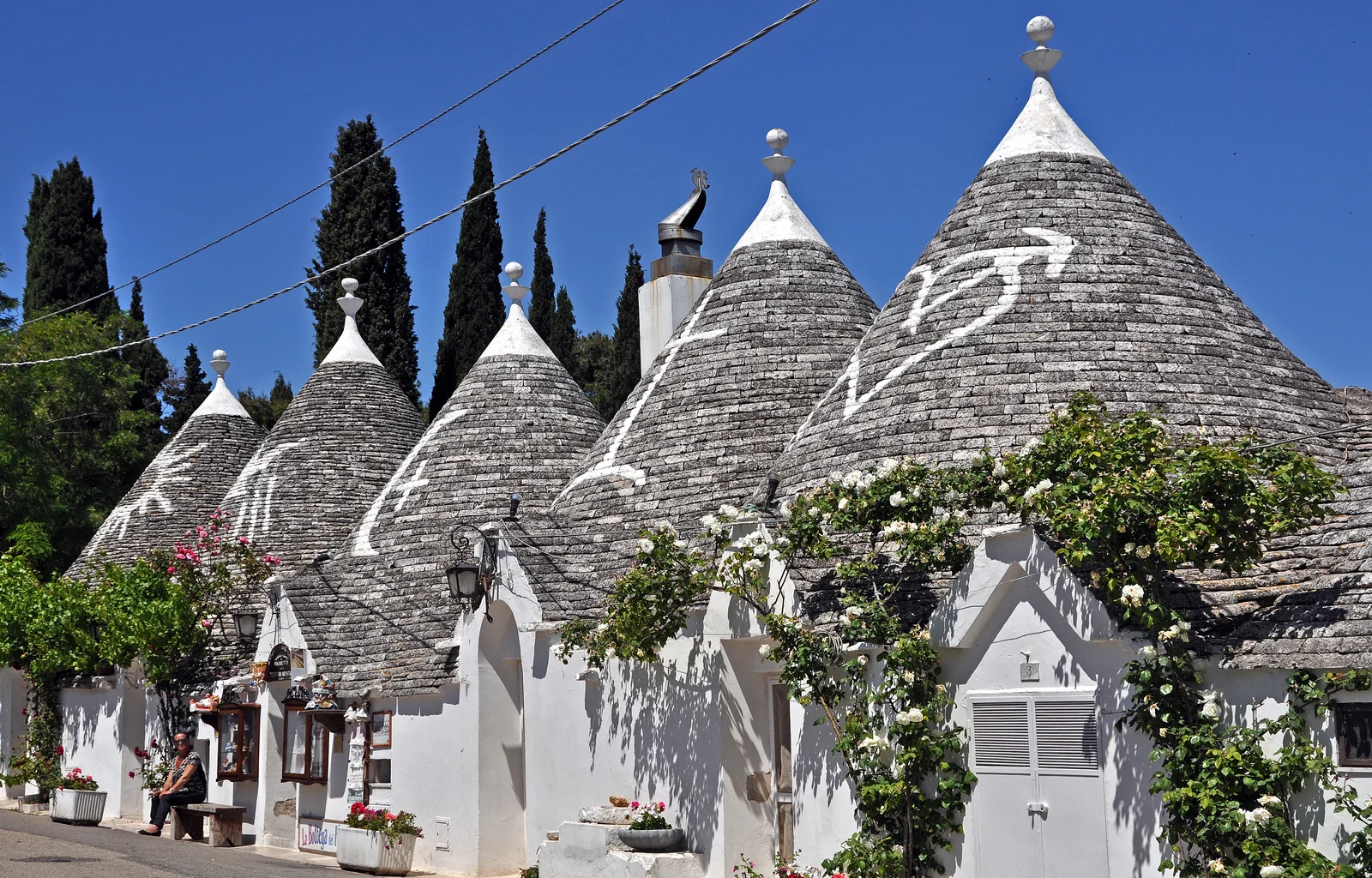 Những ngôi nhà nấm mái chóp nón đá vôi Trulli tại Alberobello Puglia Ý