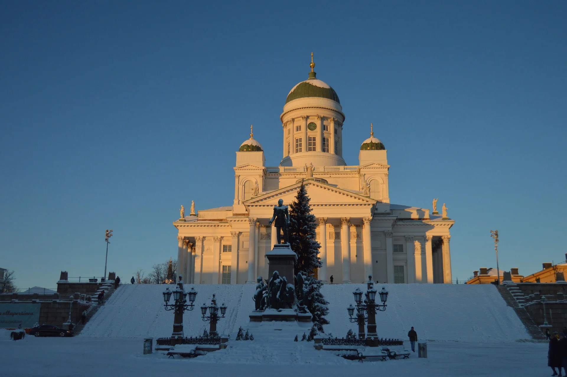 Nhà thờ chính tòa Helsinki Cathedral Phần Lan nổi bật giữa quảng trường Thượng viện