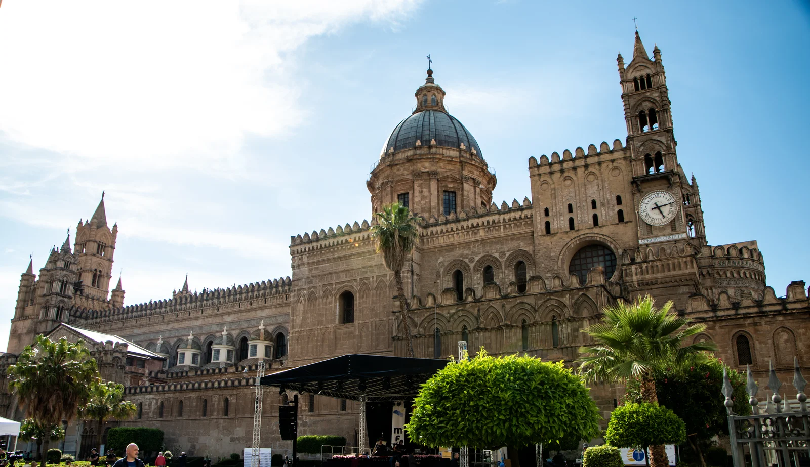 Mặt tiền kiến trúc Arab-Norman độc đáo của Nhà thờ Chính tòa Palermo Cathedral tại thủ phủ đảo Sicily