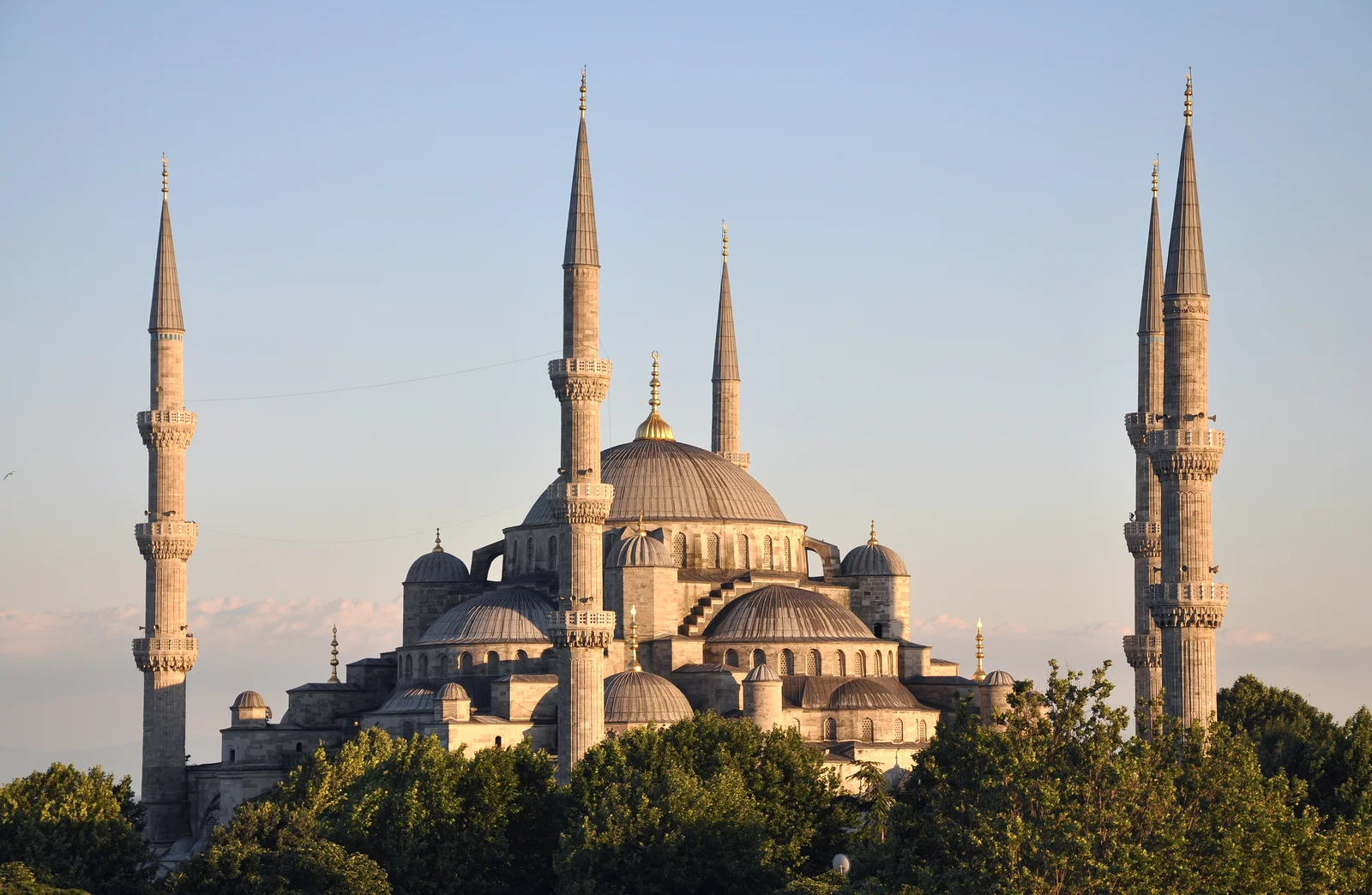 Mặt tiền và hệ thống mái vòm xếp tầng của Nhà thờ Hồi giáo Xanh Sultan Ahmed Mosque tại Istanbul