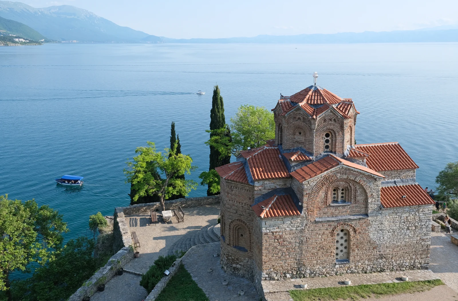 Nhà thờ Byzantine St John Kaneo nhô ra mũi đá trên mặt hồ Ohrid tại Bắc Macedonia
