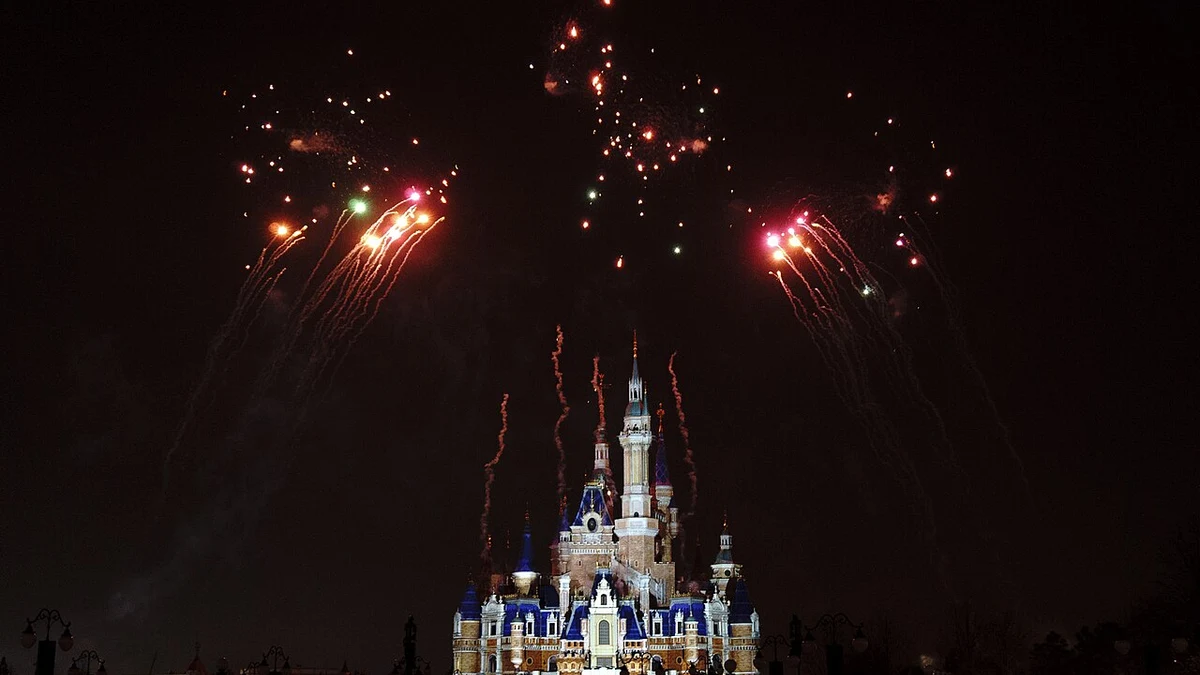 Màn trình diễn pháo hoa ILLUMINATE trước lâu đài Disneyland Thượng Hải