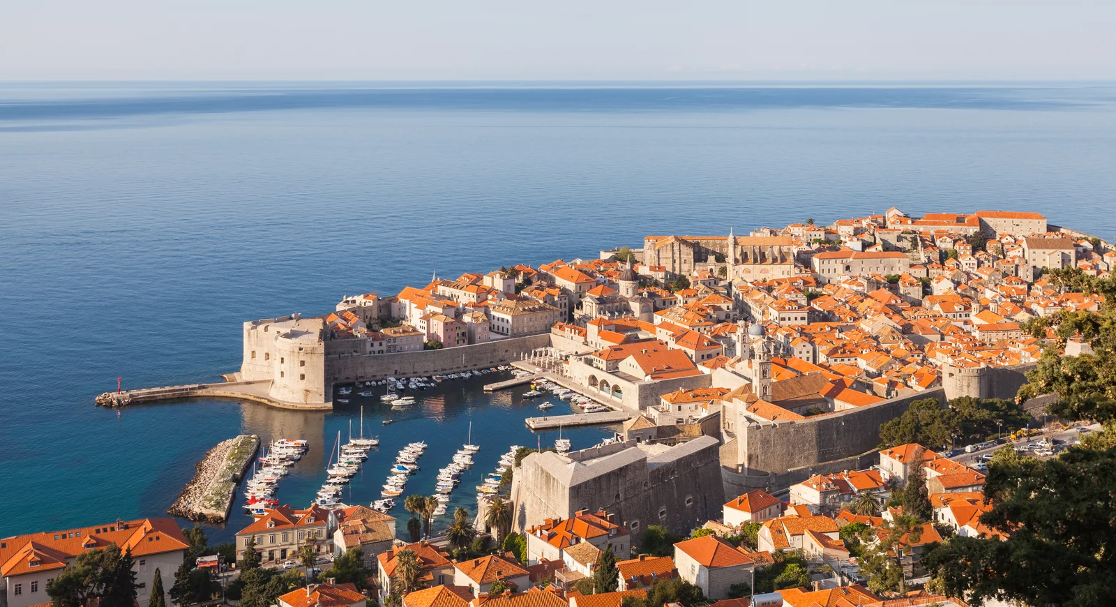 Tường thành đá trắng và phố cổ Dubrovnik mái ngói đỏ bên bờ biển Adriatic tại Croatia