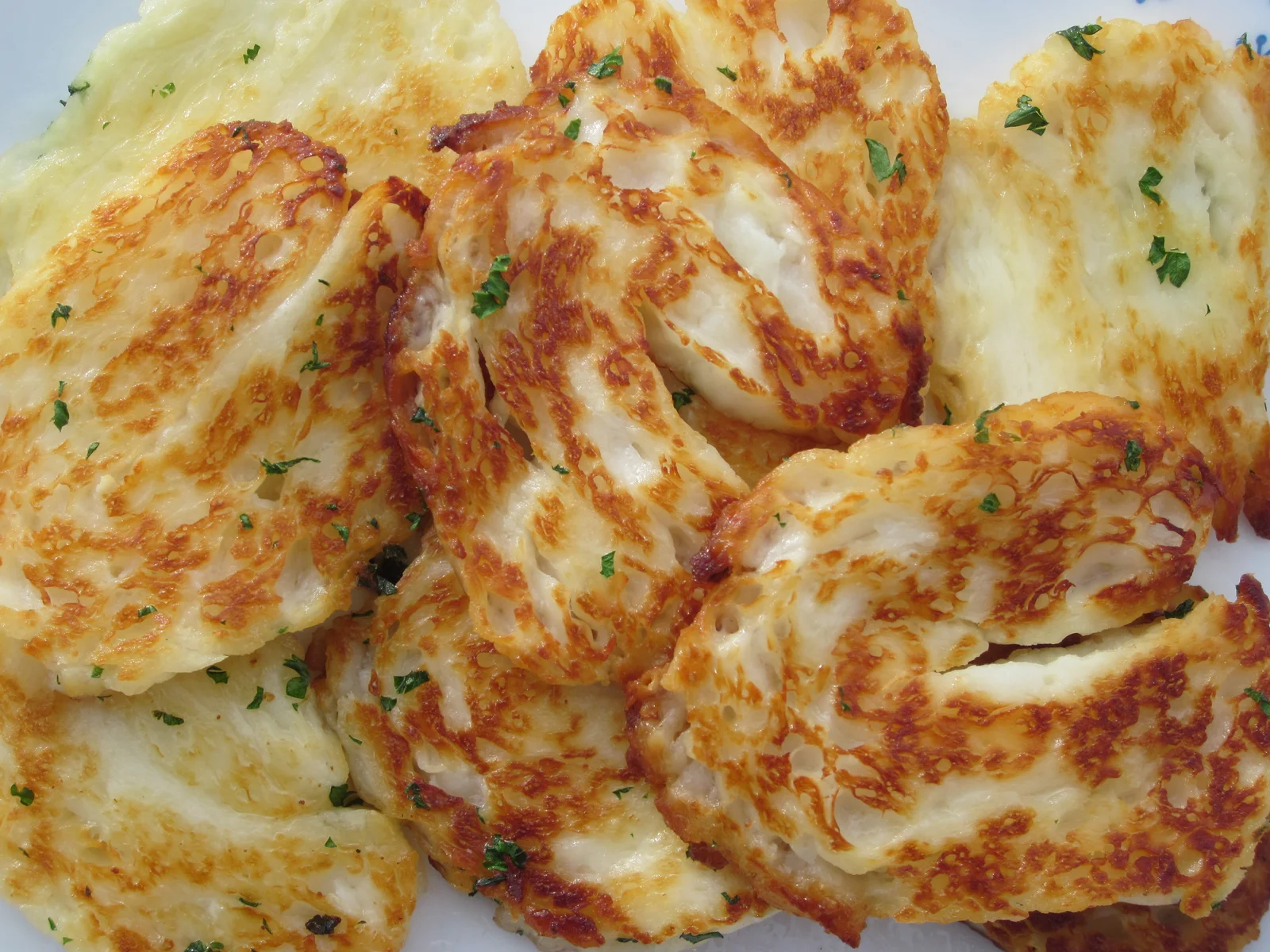 Phô mai nướng Halloumi vàng ruộm xém cạnh thơm lừng dùng kèm xà lách tươi – món ăn linh hồn của đảo ngọc Síp