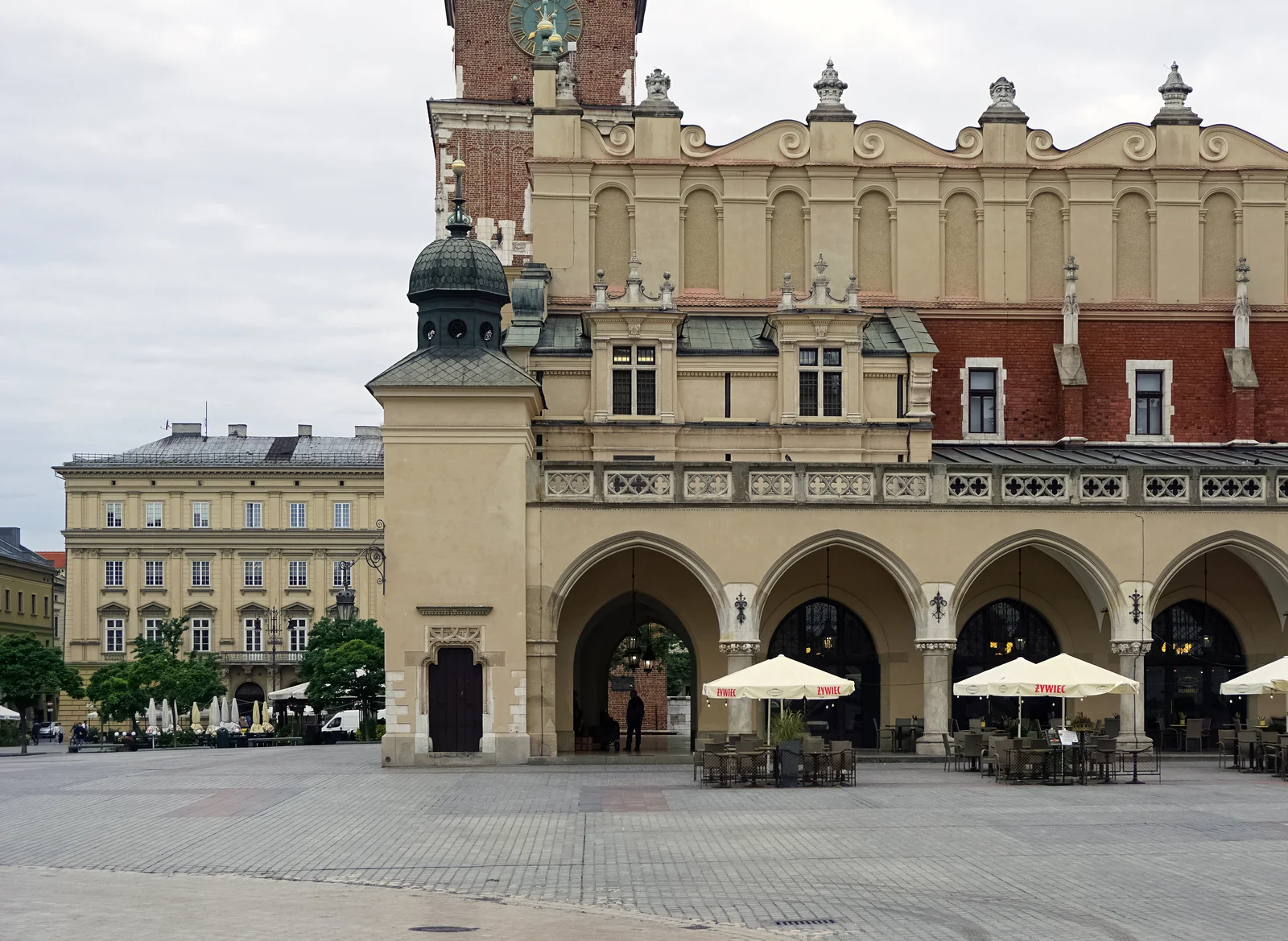 Tòa nhà Cloth Hall Sukiennice và tháp Tòa Thị Chính tại quảng trường chợ cổ Rynek Glowny lớn nhất châu Âu ở Krakow Ba Lan