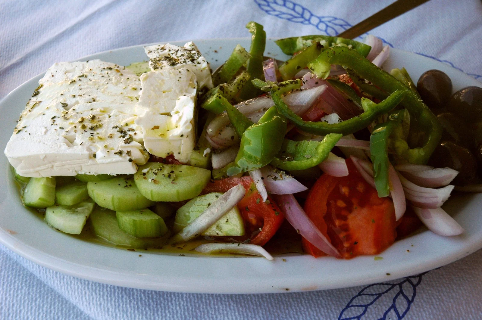 Đĩa Salad Hy Lạp truyền thống Horiatiki với phô mai Feta béo ngậy và dầu ô liu