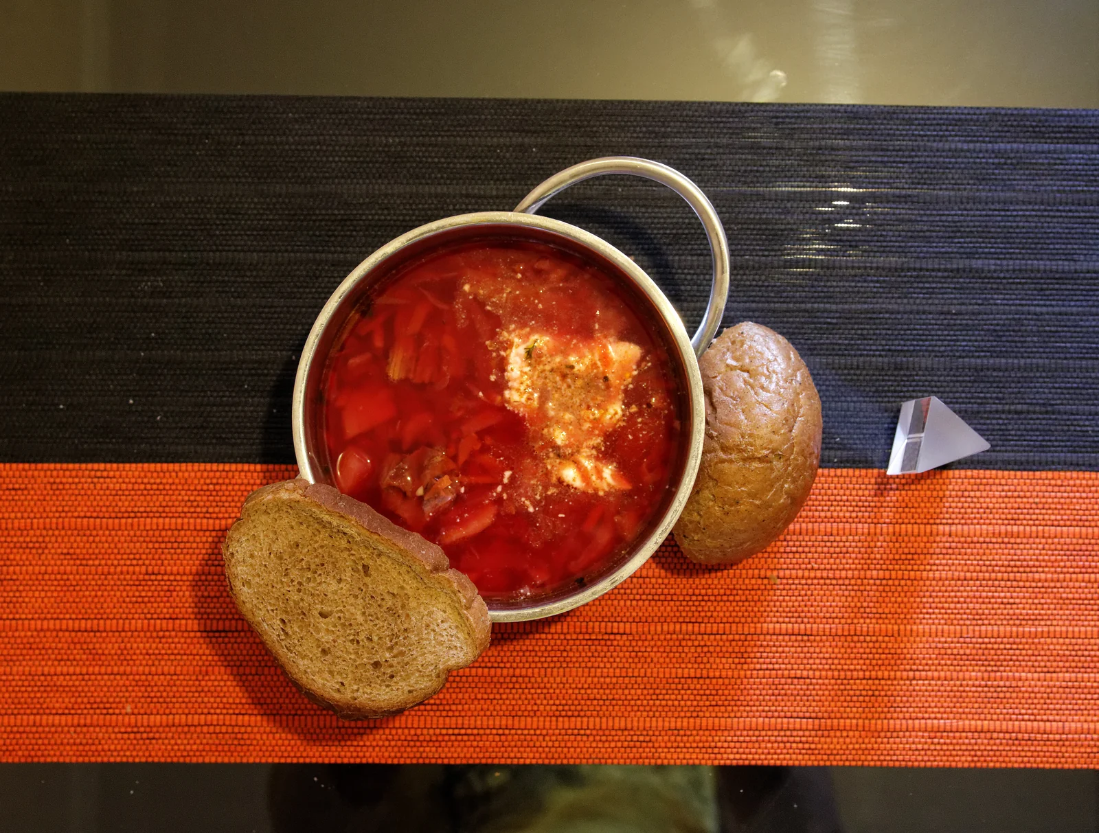 Bát súp củ dền truyền thống Borscht với kem chua Smetana và bánh mì đen lúa mạch Nga