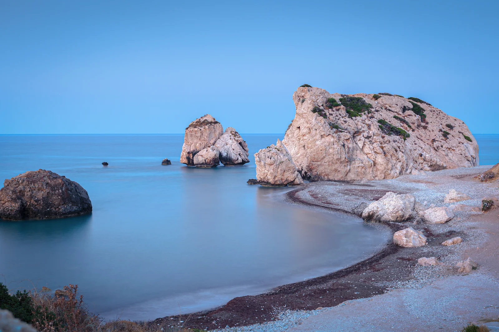 Tảng đá Nữ thần Tình yêu Aphrodite Rock Petra tou Romiou nổi bật giữa làn nước biển Địa Trung Hải xanh biếc tại Đảo Síp