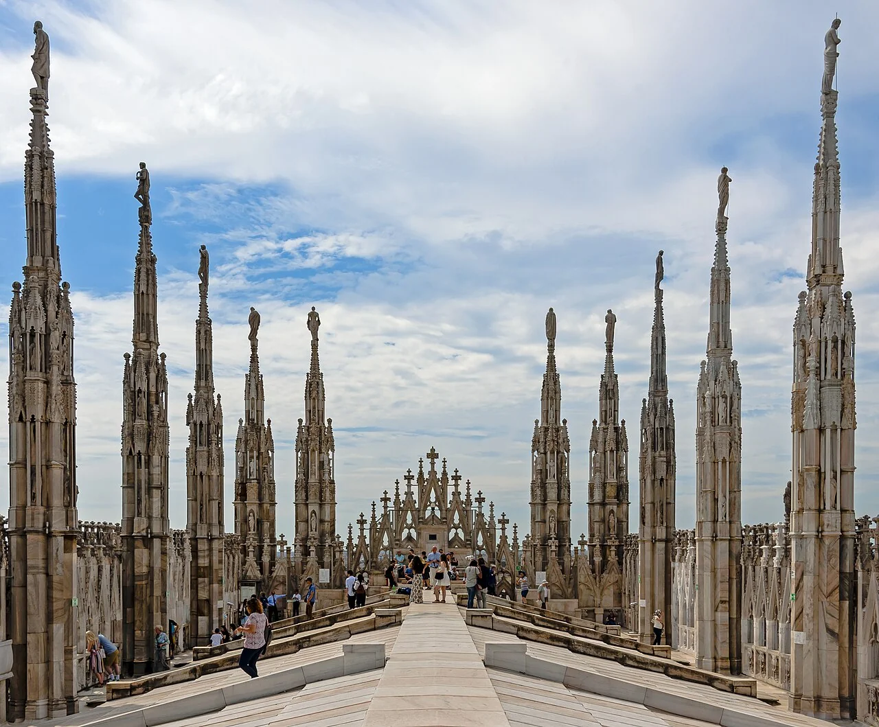 Tầng mái đá cẩm thạch nhà thờ Duomo di Milano nước Ý