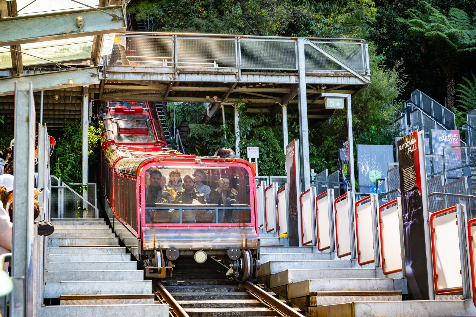 Tuyến tàu hỏa du lịch Scenic Railway dốc nhất thế giới 52 độ tại khu phức hợp Scenic World Blue Mountains