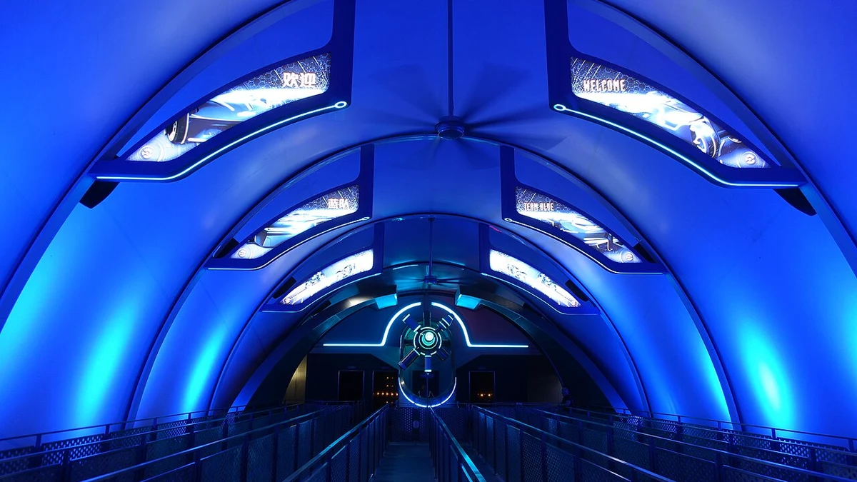 Tàu lượn siêu tốc TRON Lightcycle Power Run tại khu Tomorrowland Disneyland Thượng Hải