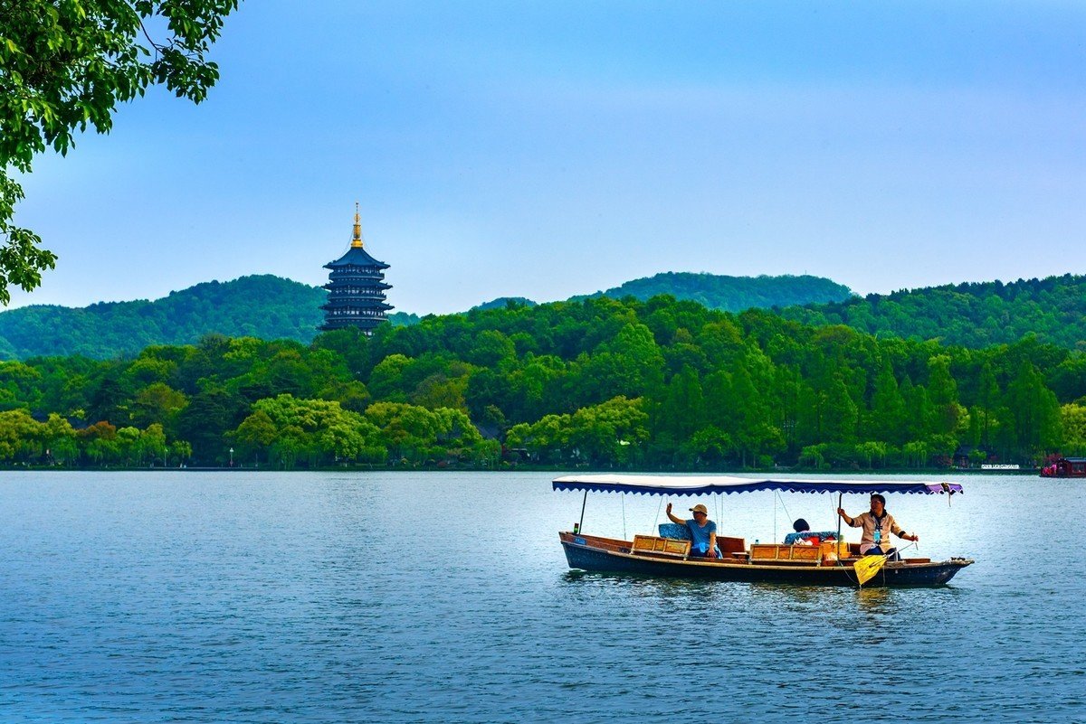 Du thuyền trên Tây Hồ Hàng Châu mùa thu ngắm tháp Lôi Phong