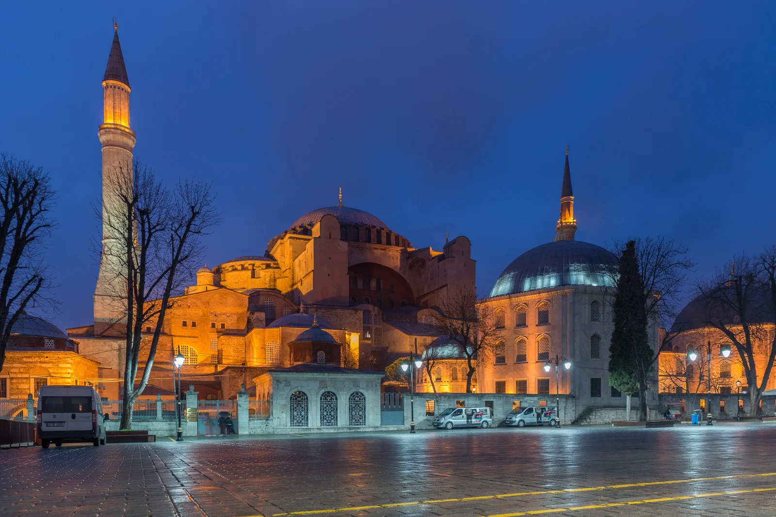 Kiến trúc vòm khổng lồ và 4 tháp nhọn minaret của Thánh đường Hagia Sophia tại Istanbul Thổ Nhĩ Kỳ