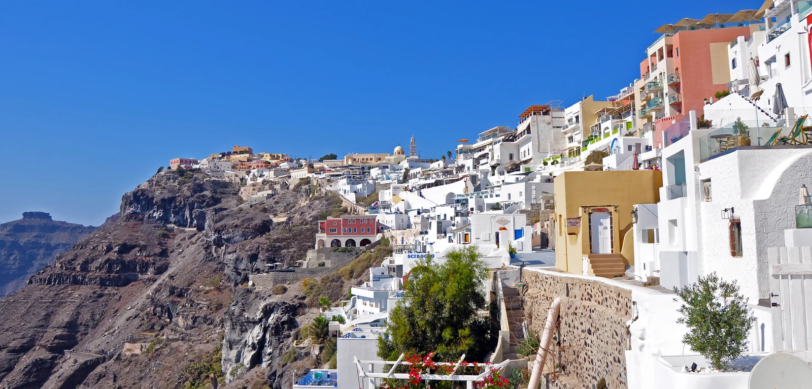 Toàn cảnh thủ phủ Fira cheo leo trên vách đá Caldera dốc đứng tại Santorini