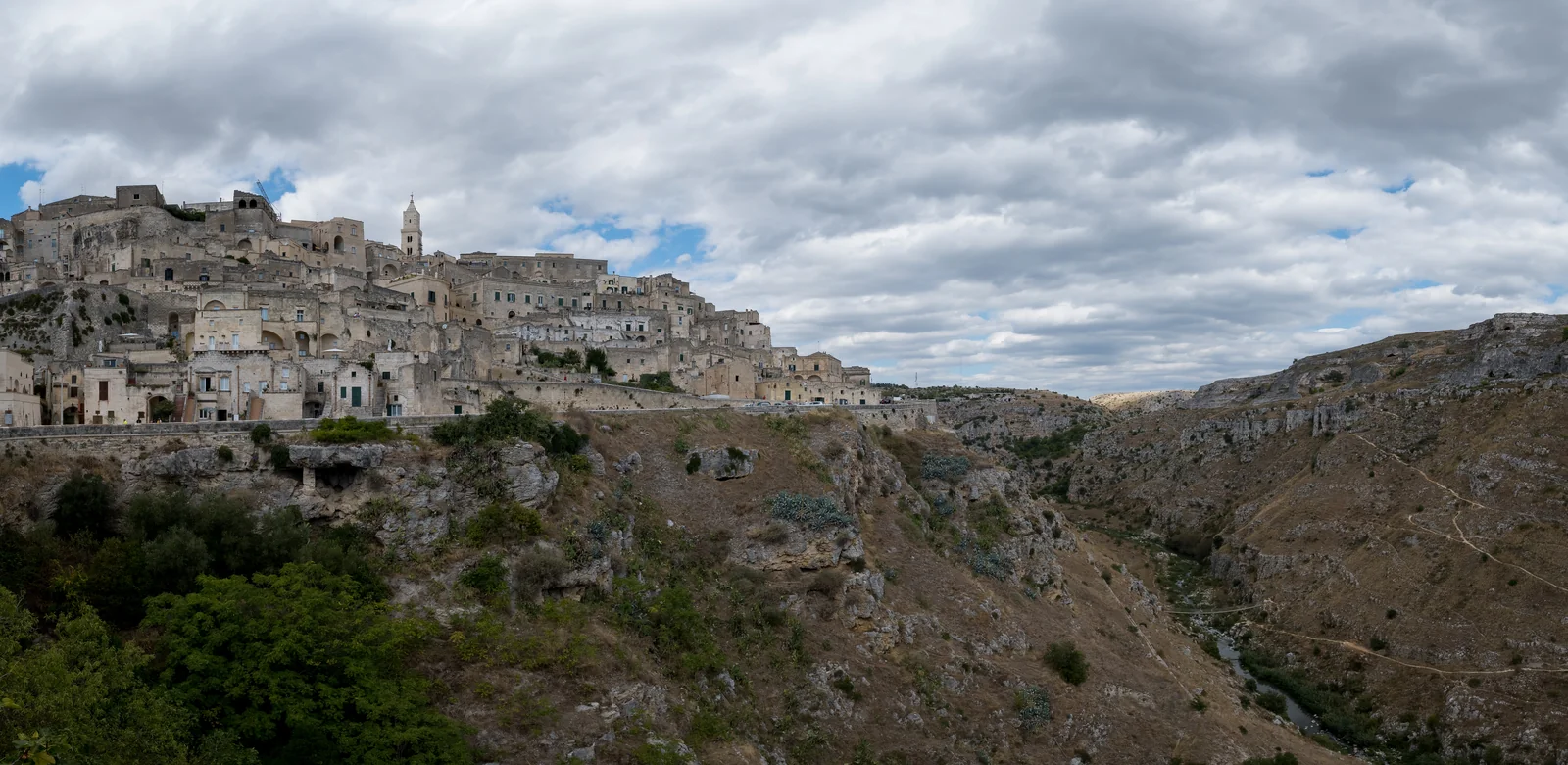 Quần thể nhà hang đá cổ xưa Sassi di Matera tại miền Nam nước Ý