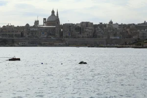 Toàn cảnh thành phố pháo đài Valletta cổ kính bên vịnh biển xanh ngắt của đảo quốc Malta