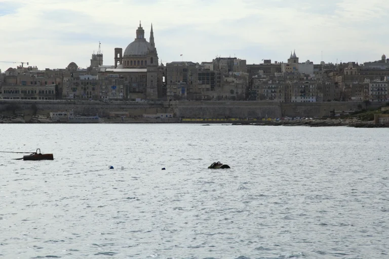 Toàn cảnh thành phố pháo đài Valletta cổ kính bên vịnh biển xanh ngắt của đảo quốc Malta