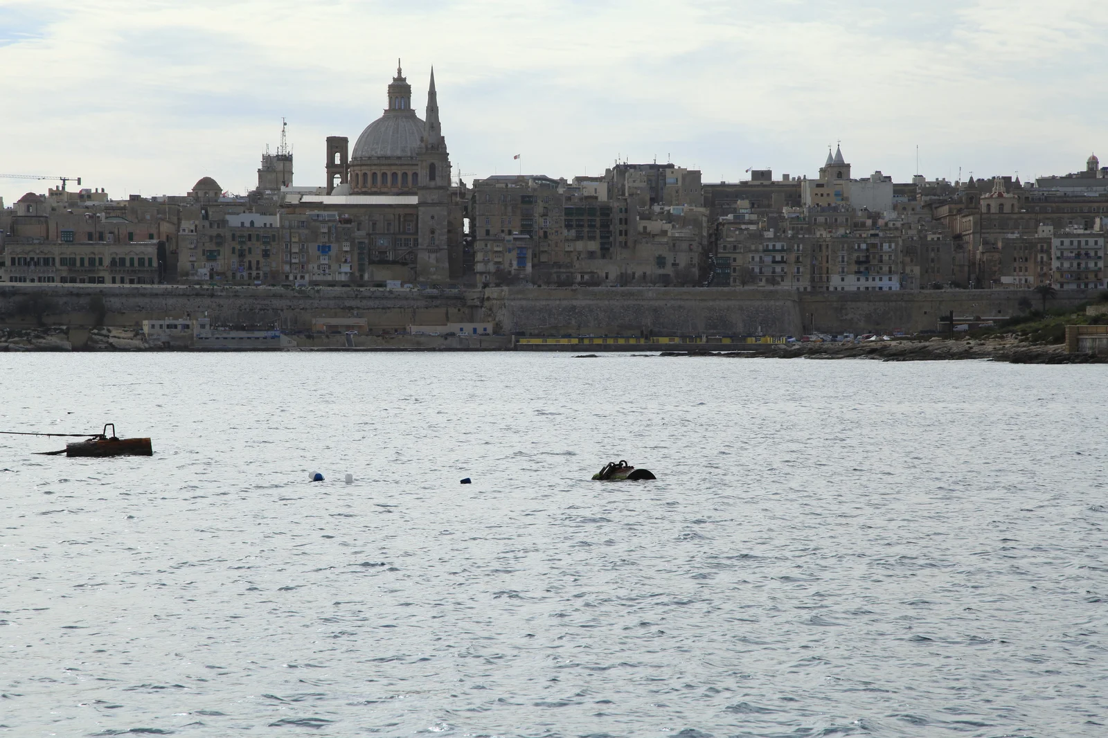 Toàn cảnh thành phố pháo đài Valletta cổ kính bên vịnh biển xanh ngắt của đảo quốc Malta