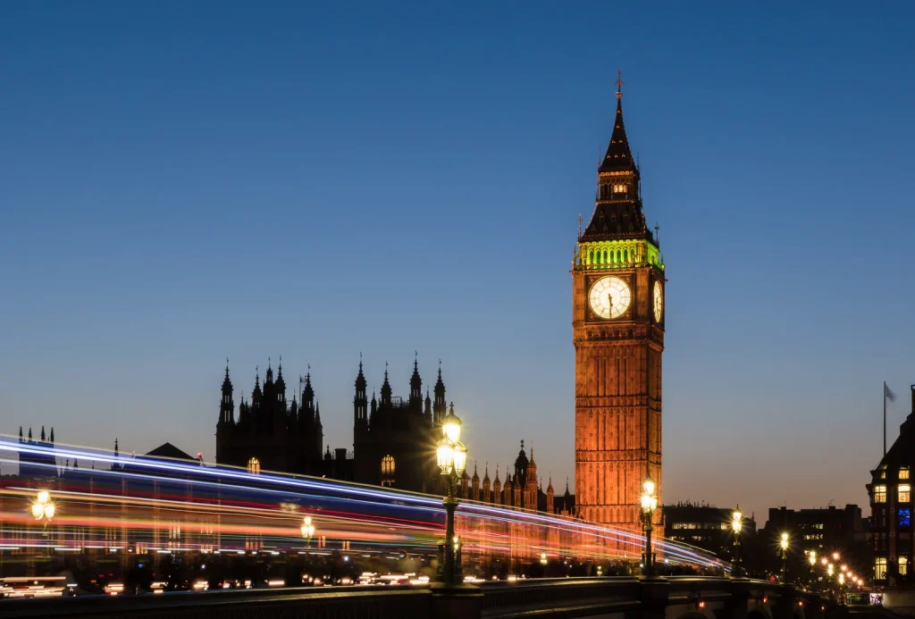 Tháp đồng hồ Big Ben và Cung điện Westminster soi bóng bên dòng sông Thames tại thủ đô London nước Anh
