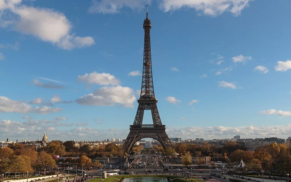 Toàn cảnh Tháp Eiffel sừng sững giữa bầu trời xanh mùa thu nhìn từ quảng trường Trocadéro thủ đô Paris nước Pháp