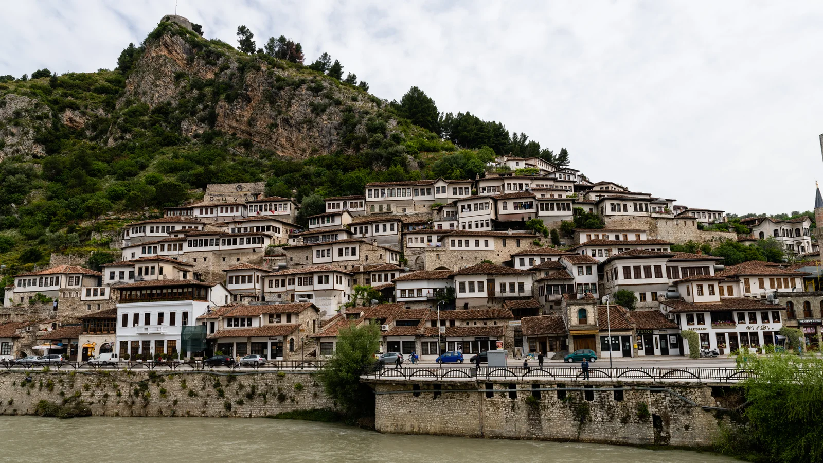 Thị trấn di sản thế giới Berat tại Albania nổi tiếng với biệt danh thành phố nghìn ô cửa sổ thời Ottoman