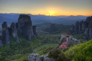 Toàn cảnh tu viện cổ Meteora nằm chênh vênh trên đỉnh cột đá sa thạch khổng lồ tại Kalambaka Hy Lạp