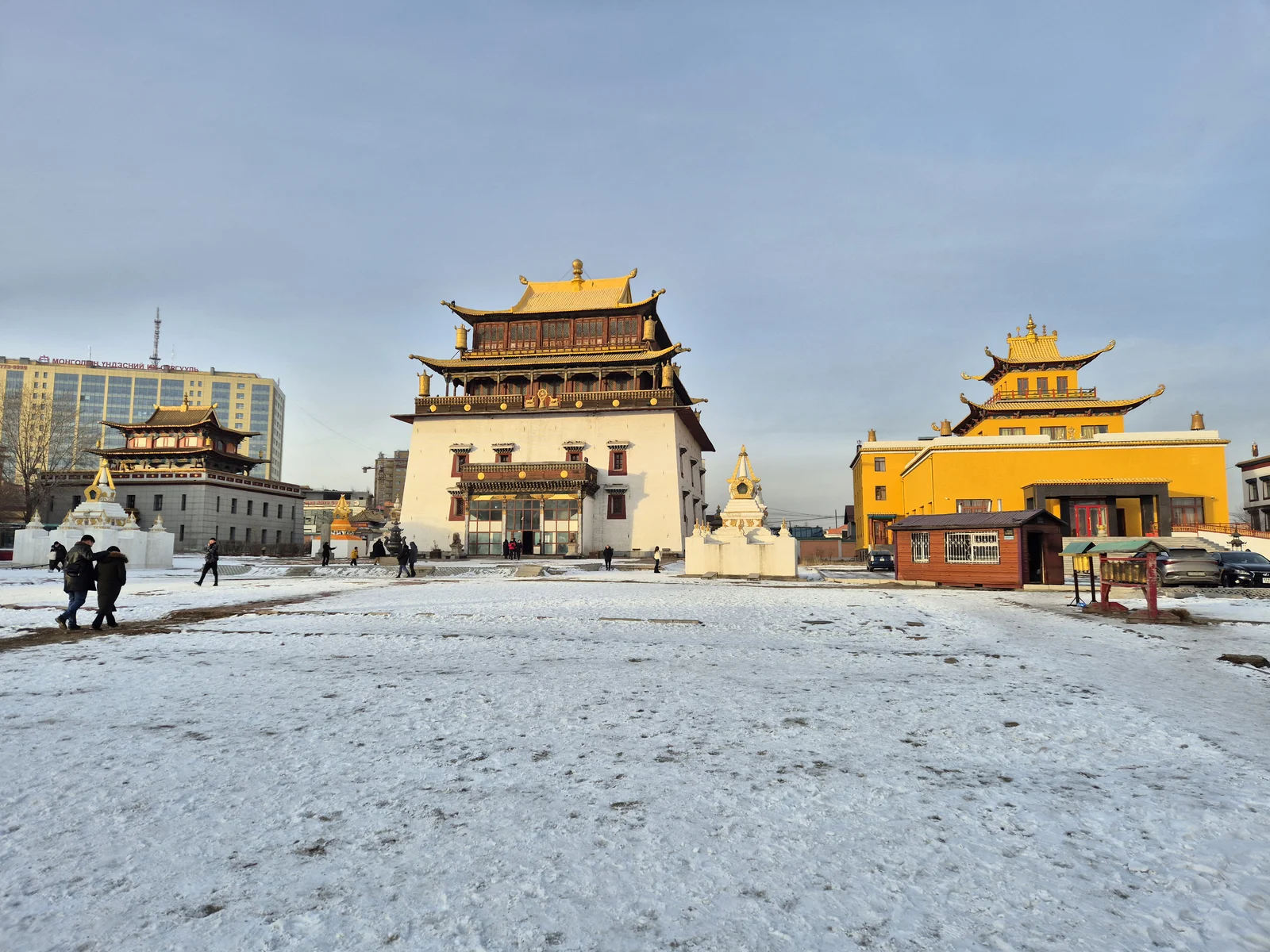 Kiến trúc Phật giáo Tây Tạng đặc sắc của Tu viện Gandan tại thủ đô Ulaanbaatar Mông Cổ