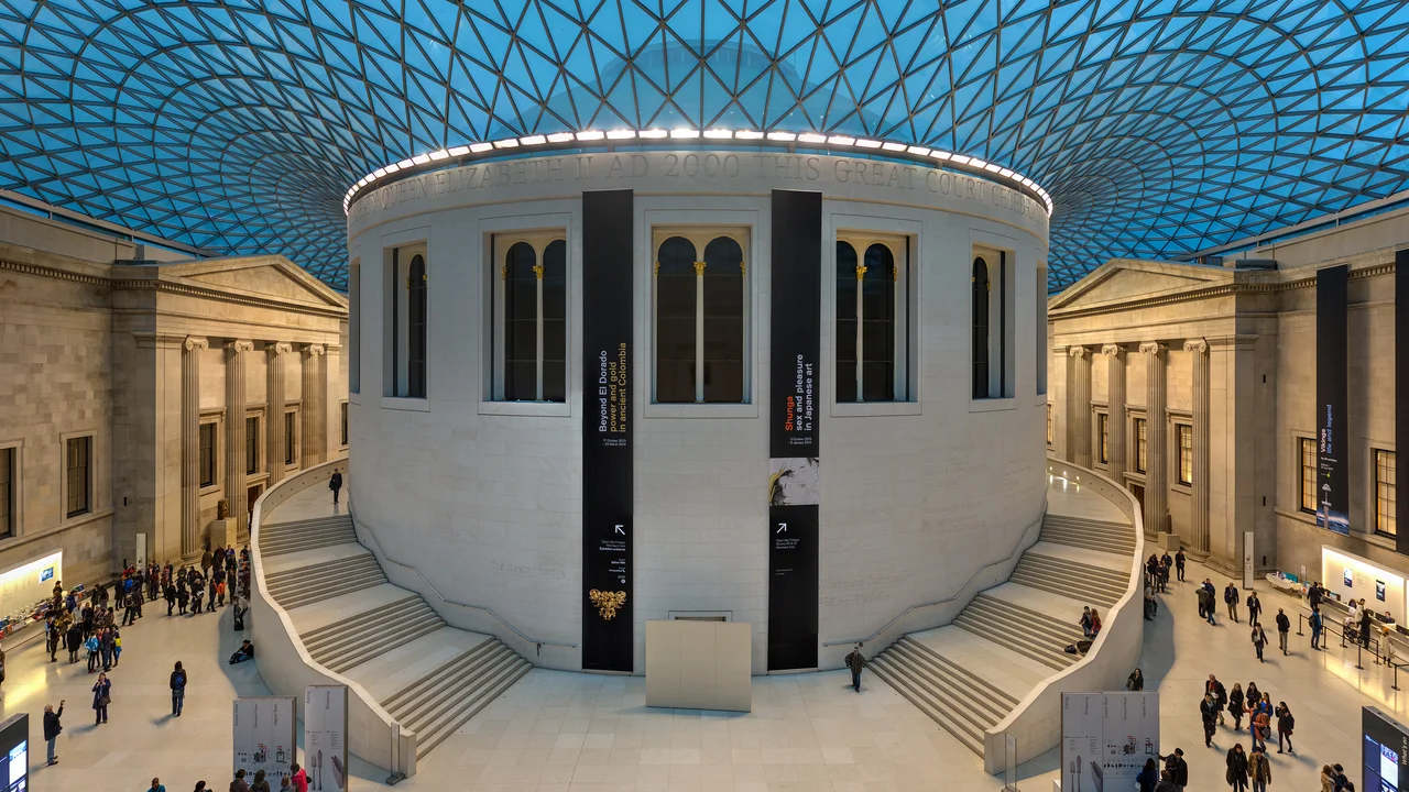 Mái vòm kính ấn tượng của Đại sảnh Great Court bên trong Bảo tàng Anh British Museum tại London
