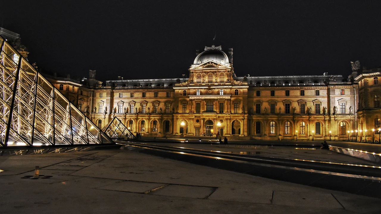 Kim tự tháp kính trong suốt nổi bật giữa sân cung điện cổ kính của Bảo tàng Louvre
