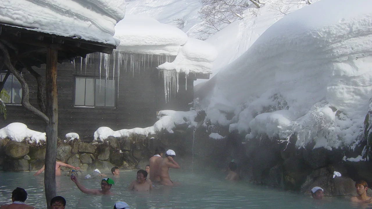 Bể tắm suối khoáng nóng lộ thiên Rotenburo Onsen nghi ngút khói trắng giữa khung cảnh mùa đông tuyết trắng xứ Phù Tang