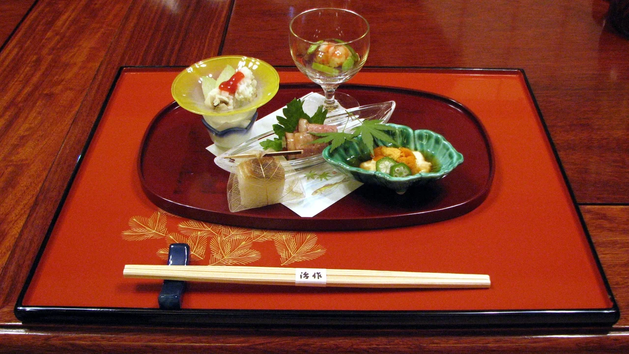 Bàn tiệc ẩm thực Kaiseki Ryori truyền thống nhiều món tinh xảo theo mùa tại khu nghỉ dưỡng suối nước nóng Onsen Nhật Bản
