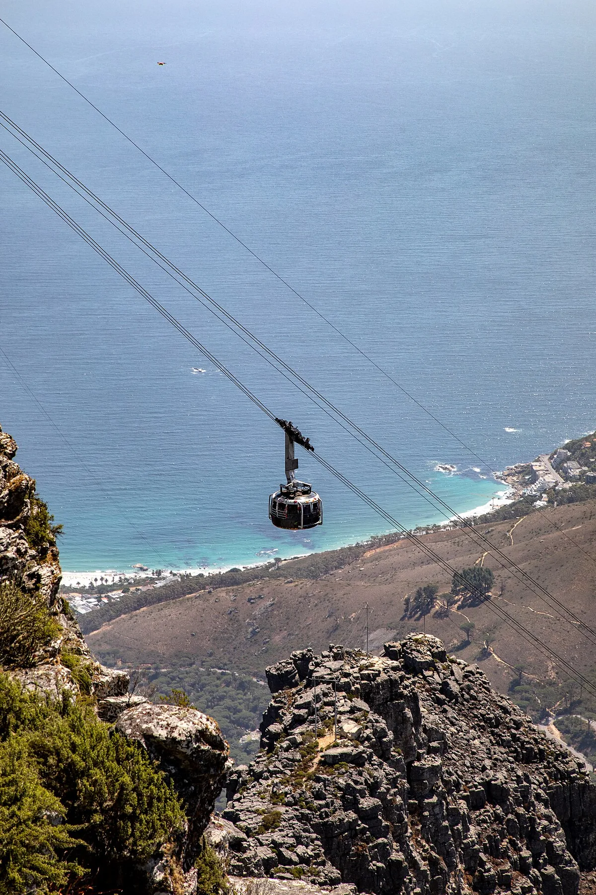 Cabin cáp treo xoay 360 độ hiện đại lướt trên vách đá Núi Bàn Table Mountain