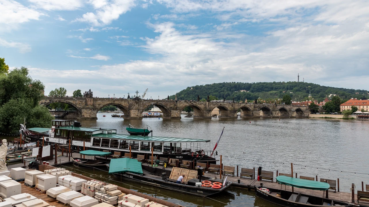 Cầu Charles bằng đá với hàng tượng thánh cổ kính nhìn về lâu đài Praha bên dòng sông Vltava