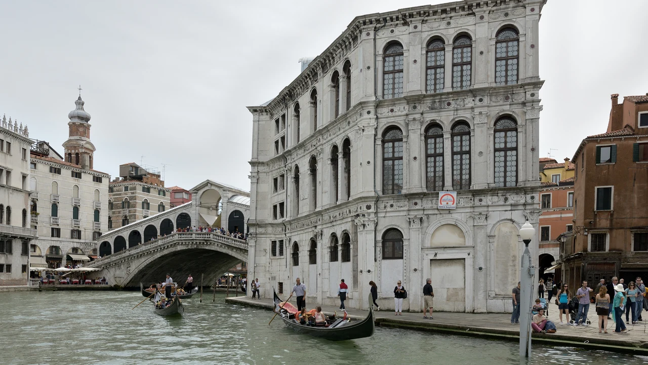 Cầu vòm đá cẩm thạch Rialto tấp nập thuyền bè qua lại trên kênh đào Grand Canal