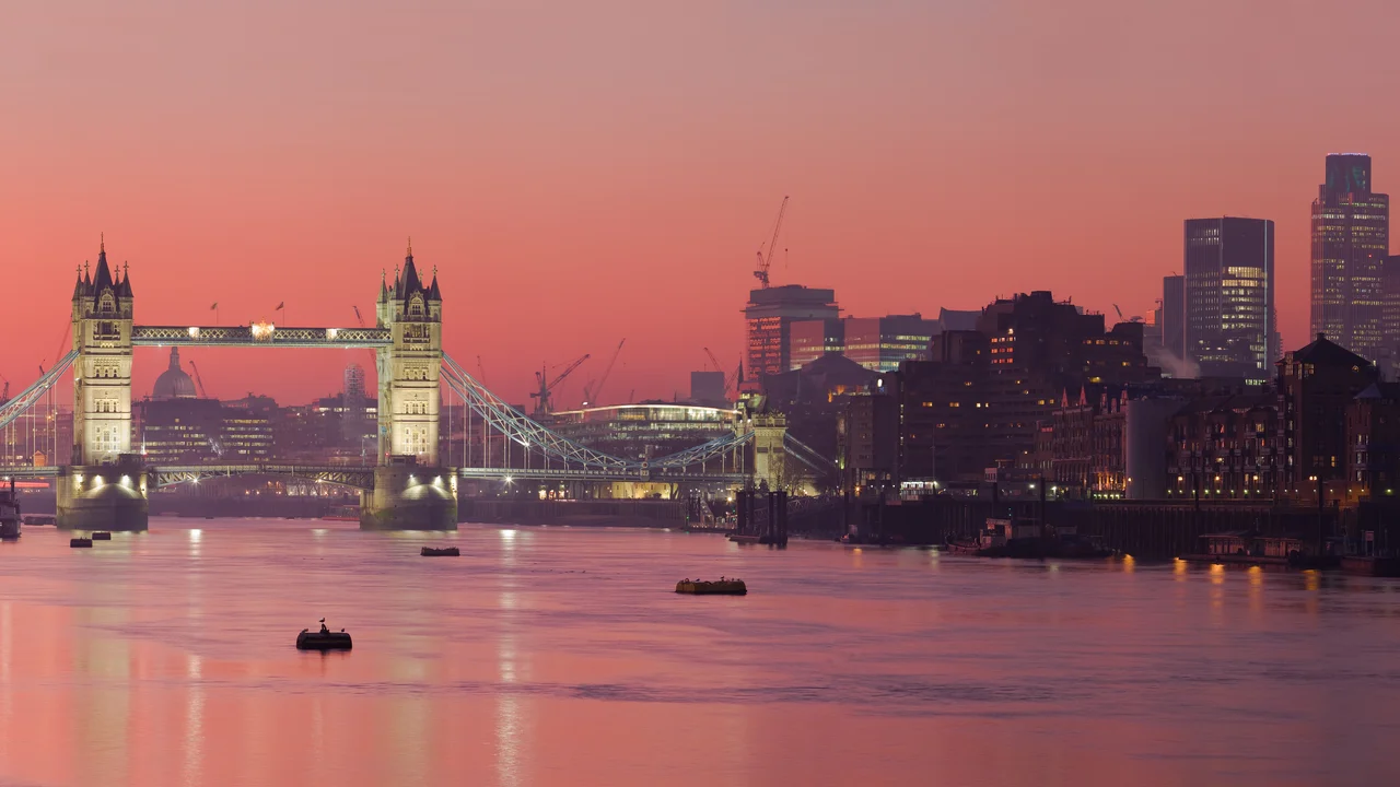 Cầu Tháp Tower Bridge kiến trúc Gothic thời Victoria bắc qua sông Thames tại London