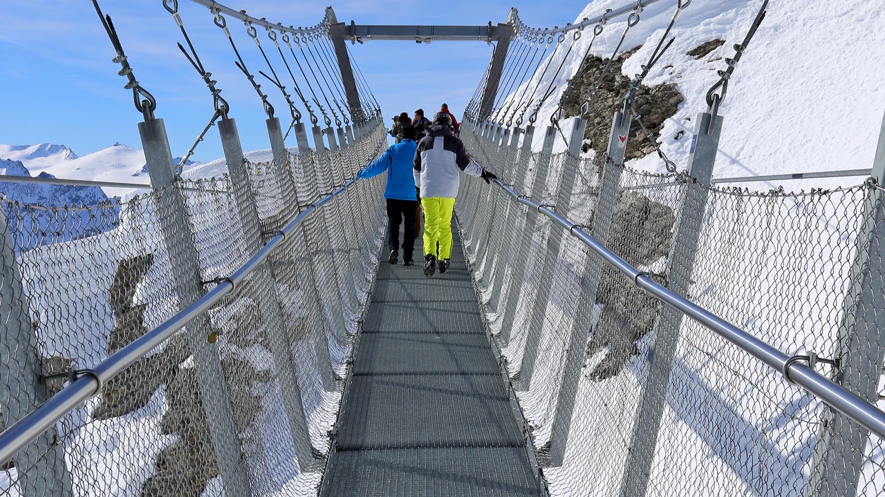 Cầu treo Titlis Cliff Walk bắc qua vực thẳm phủ đầy băng tuyết ở độ cao hơn 3.000 mét trên đỉnh núi Titlis Thụy Sĩ
