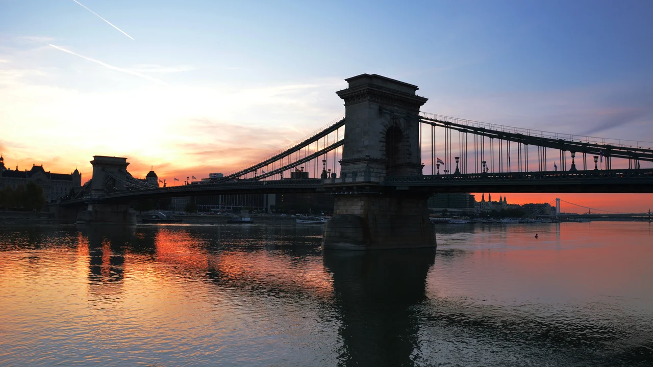 Cầu Xích Széchenyi với những trụ tháp đá uy nghiêm bắc qua dòng sông Danube