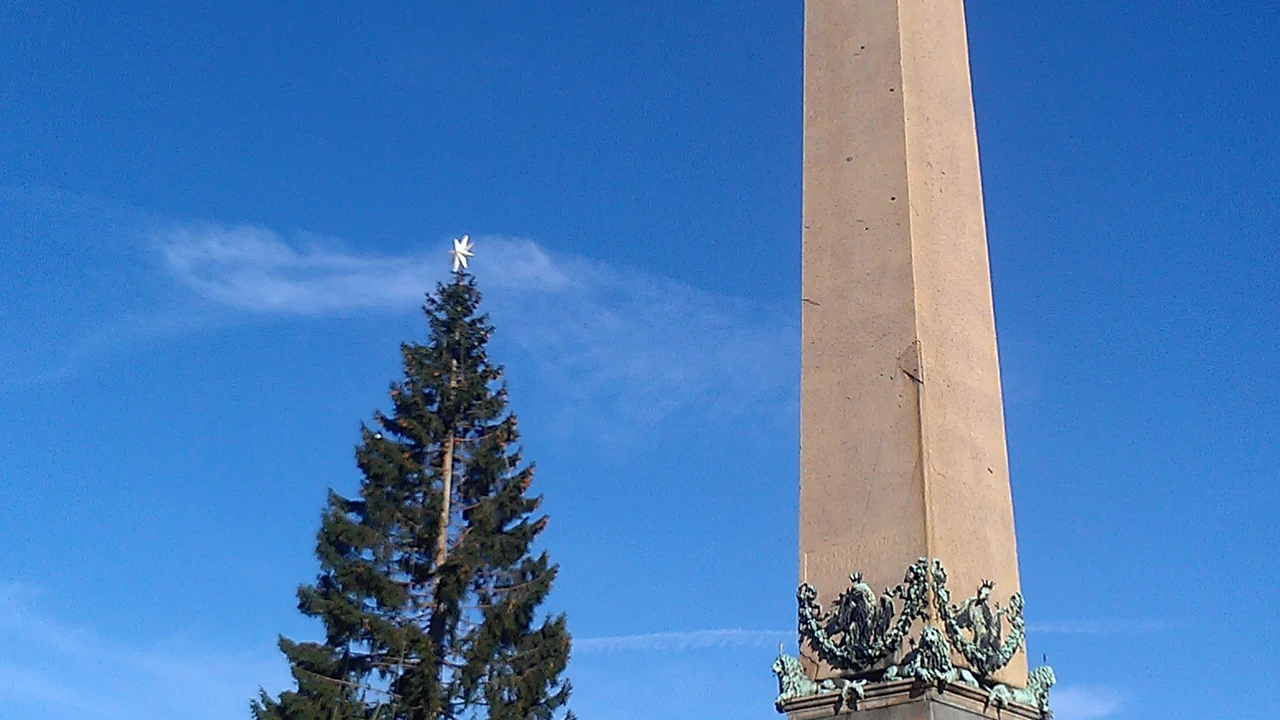 Cây thông Giáng sinh rực rỡ và đài tưởng niệm Obelisk tại Quảng trường Thánh Peter Vatican Rome