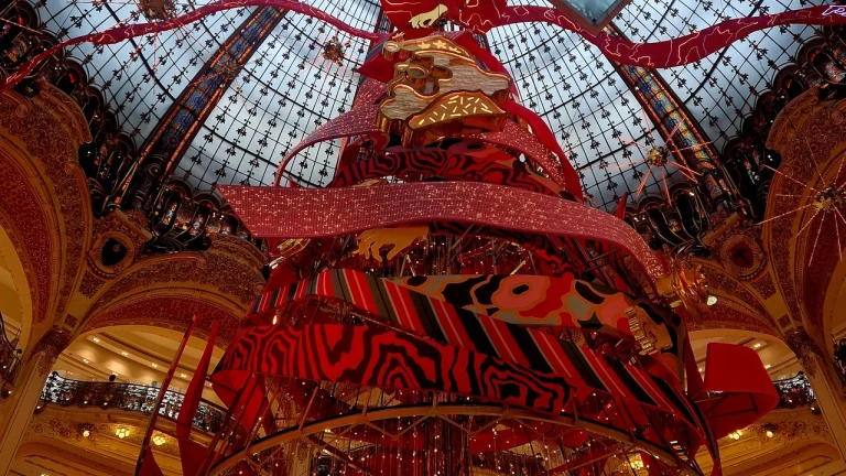 Cây thông Giáng sinh khổng lồ lộng lẫy dưới mái vòm kính nghệ thuật Art Nouveau tại Galeries Lafayette Paris