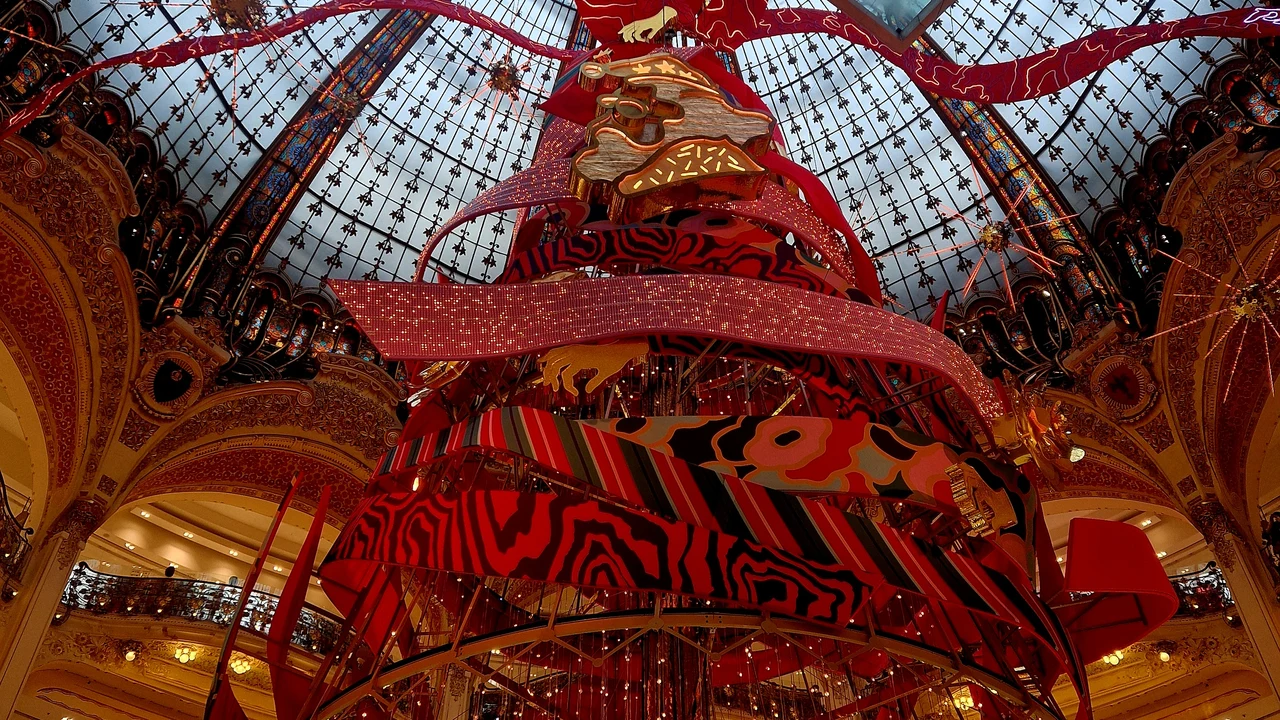Cây thông Giáng sinh khổng lồ lộng lẫy dưới mái vòm kính nghệ thuật Art Nouveau tại Galeries Lafayette Paris