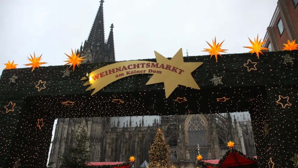 Toàn cảnh chợ Giáng sinh lung linh hàng triệu ánh đèn dưới chân đại thánh đường Kölner Dom tại Cologne Đức