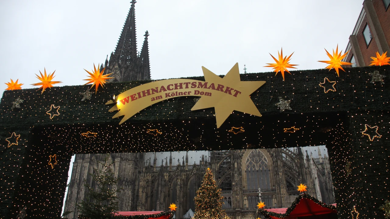 Toàn cảnh chợ Giáng sinh lung linh hàng triệu ánh đèn dưới chân đại thánh đường Kölner Dom tại Cologne Đức