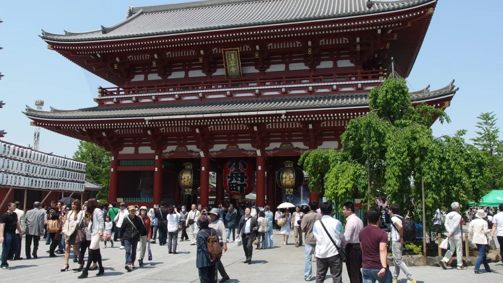 Chùa cổ Asakusa Sensoji với cổng Sấm Kaminarimon và lồng đèn đỏ biểu tượng tại Tokyo Nhật Bản